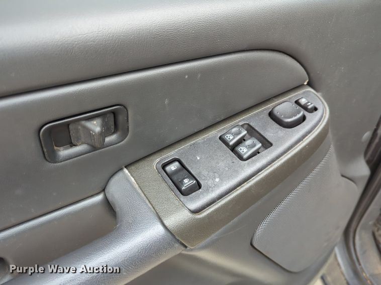 image for item LY9522 2005 GMC Sierra 1500 Ext. Cab pickup truck