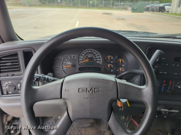 image for item LY9522 2005 GMC Sierra 1500 Ext. Cab pickup truck