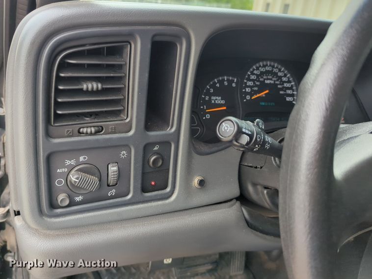 image for item LY9522 2005 GMC Sierra 1500 Ext. Cab pickup truck