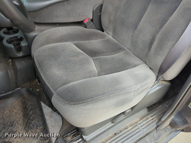 image for item LY9522 2005 GMC Sierra 1500 Ext. Cab pickup truck