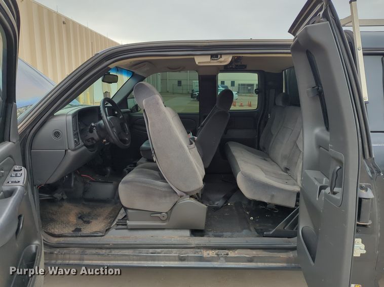 image for item LY9522 2005 GMC Sierra 1500 Ext. Cab pickup truck
