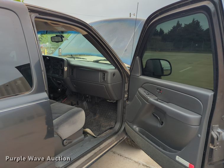 image for item LY9522 2005 GMC Sierra 1500 Ext. Cab pickup truck