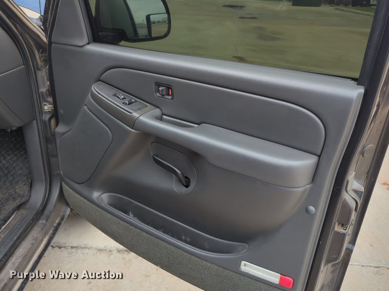 image for item LY9522 2005 GMC Sierra 1500 Ext. Cab pickup truck