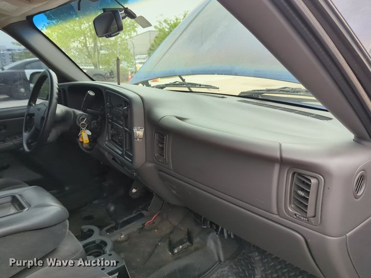 image for item LY9522 2005 GMC Sierra 1500 Ext. Cab pickup truck