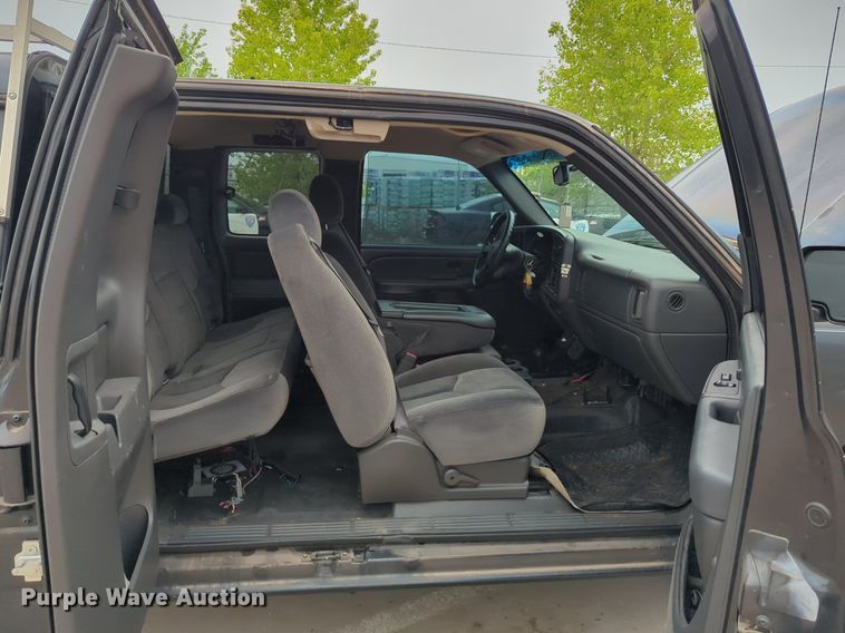 image for item LY9522 2005 GMC Sierra 1500 Ext. Cab pickup truck