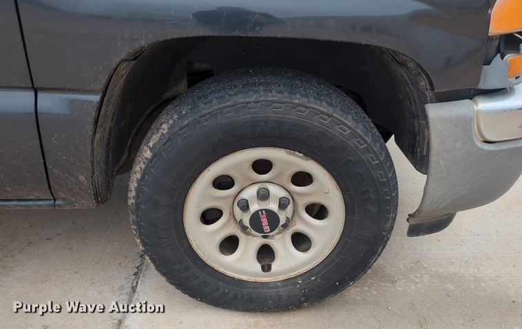 image for item LY9522 2005 GMC Sierra 1500 Ext. Cab pickup truck