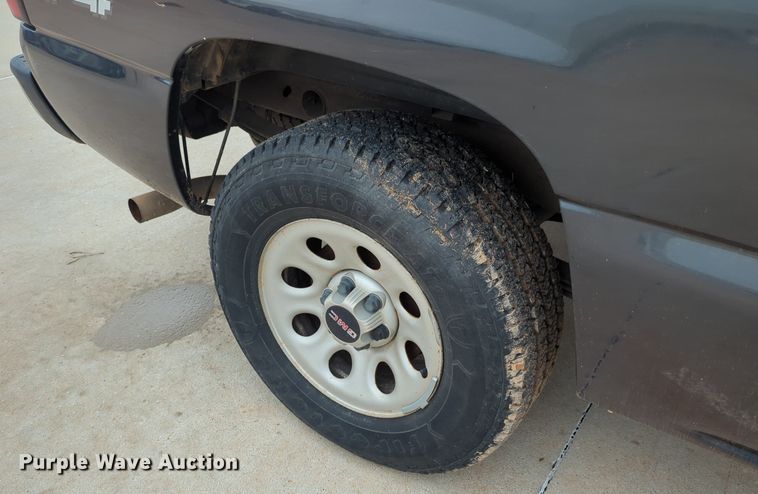 image for item LY9522 2005 GMC Sierra 1500 Ext. Cab pickup truck