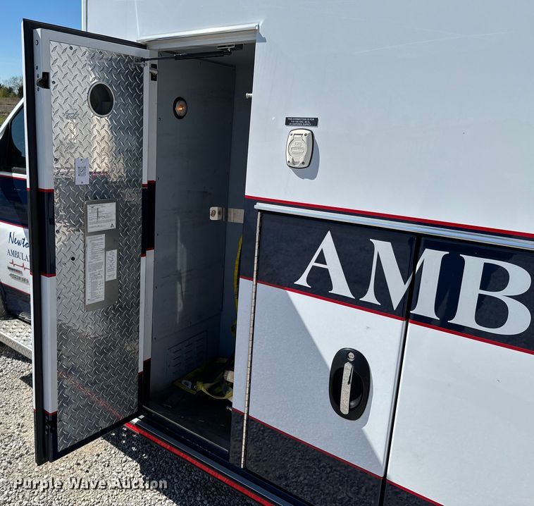 image for item ND9126 2016 Chevrolet  Express 4500 ambulance