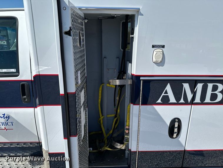 image for item ND9126 2016 Chevrolet  Express 4500 ambulance