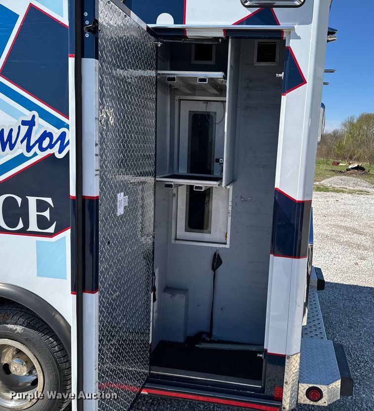 image for item ND9126 2016 Chevrolet  Express 4500 ambulance