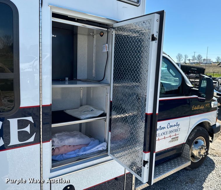image for item ND9126 2016 Chevrolet  Express 4500 ambulance