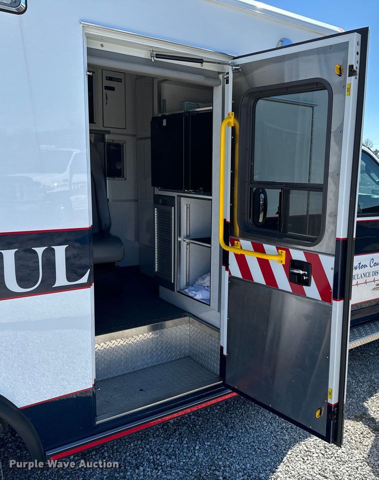 image for item ND9126 2016 Chevrolet  Express 4500 ambulance