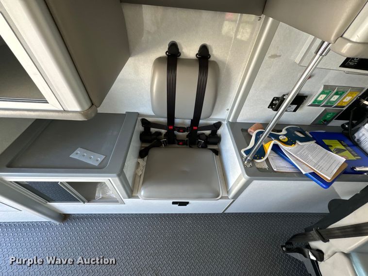 image for item ND9127 2014 Chevrolet Express 4500 ambulance