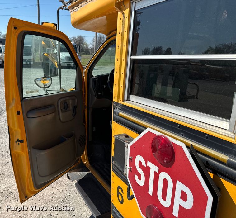 image for item ND9138 1999 GMC Savana 3500 school bus