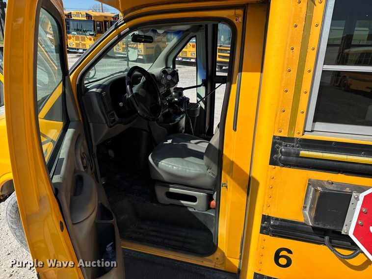 image for item ND9138 1999 GMC Savana 3500 school bus