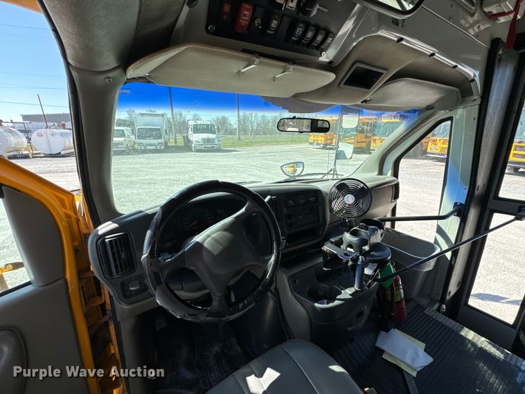 image for item ND9138 1999 GMC Savana 3500 school bus