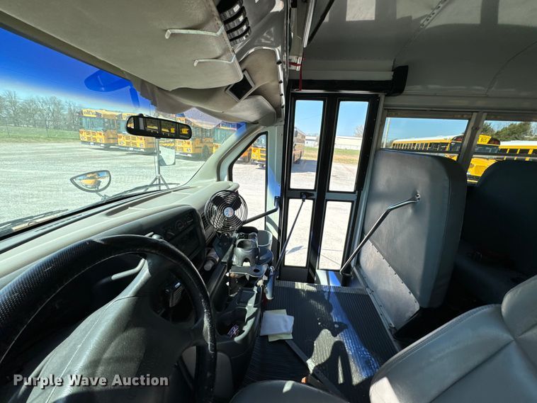 image for item ND9138 1999 GMC Savana 3500 school bus