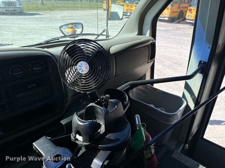 image for item ND9138 1999 GMC Savana 3500 school bus