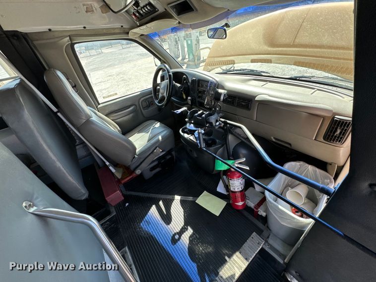 image for item ND9138 1999 GMC Savana 3500 school bus