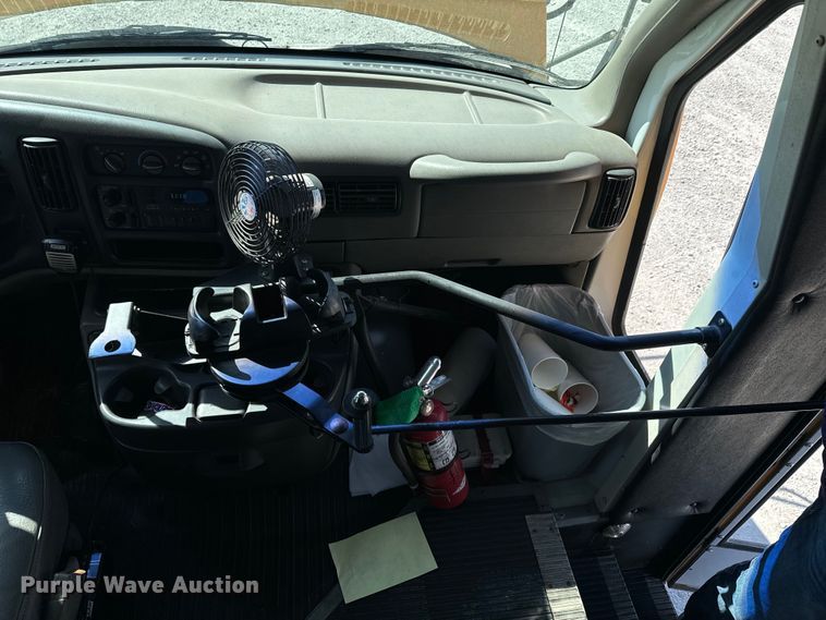 image for item ND9138 1999 GMC Savana 3500 school bus