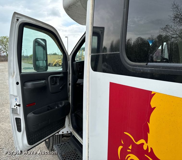 image for item ND9154 2007 Chevrolet C5500 shuttle bus