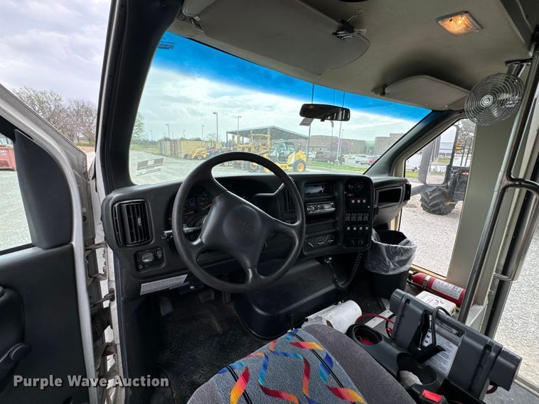 image for item ND9154 2007 Chevrolet C5500 shuttle bus