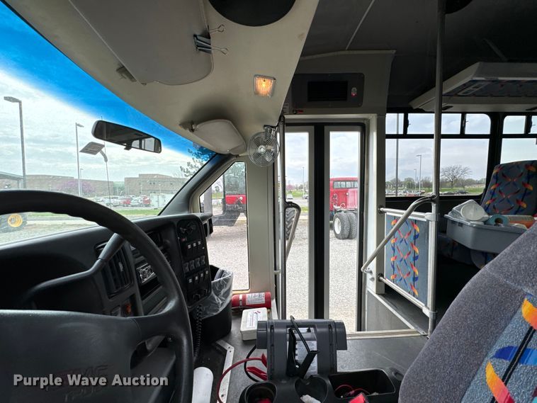 image for item ND9154 2007 Chevrolet C5500 shuttle bus