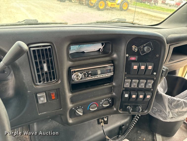 image for item ND9154 2007 Chevrolet C5500 shuttle bus