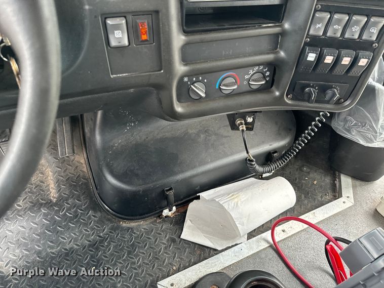 image for item ND9154 2007 Chevrolet C5500 shuttle bus