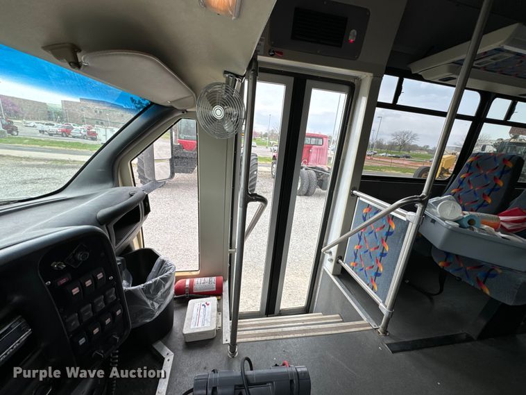 image for item ND9154 2007 Chevrolet C5500 shuttle bus