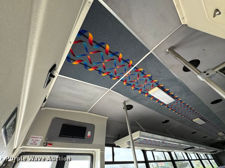 image for item ND9154 2007 Chevrolet C5500 shuttle bus