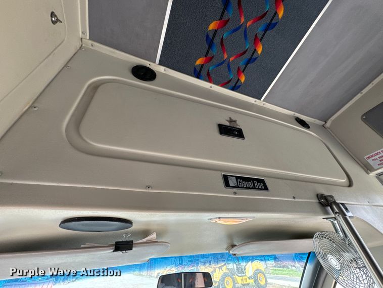 image for item ND9154 2007 Chevrolet C5500 shuttle bus