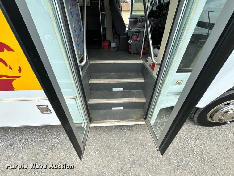 image for item ND9154 2007 Chevrolet C5500 shuttle bus