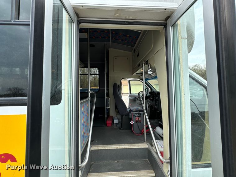 image for item ND9154 2007 Chevrolet C5500 shuttle bus