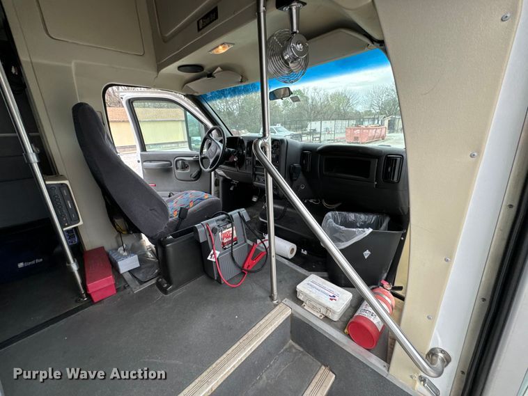 image for item ND9154 2007 Chevrolet C5500 shuttle bus