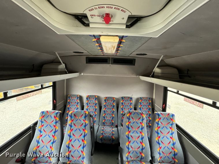 image for item ND9154 2007 Chevrolet C5500 shuttle bus