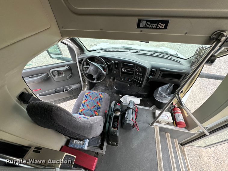 image for item ND9154 2007 Chevrolet C5500 shuttle bus