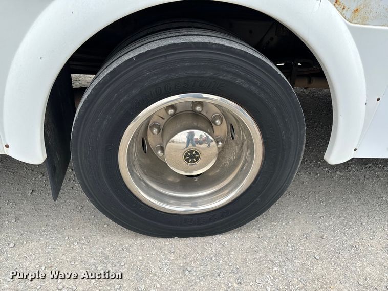 image for item ND9154 2007 Chevrolet C5500 shuttle bus