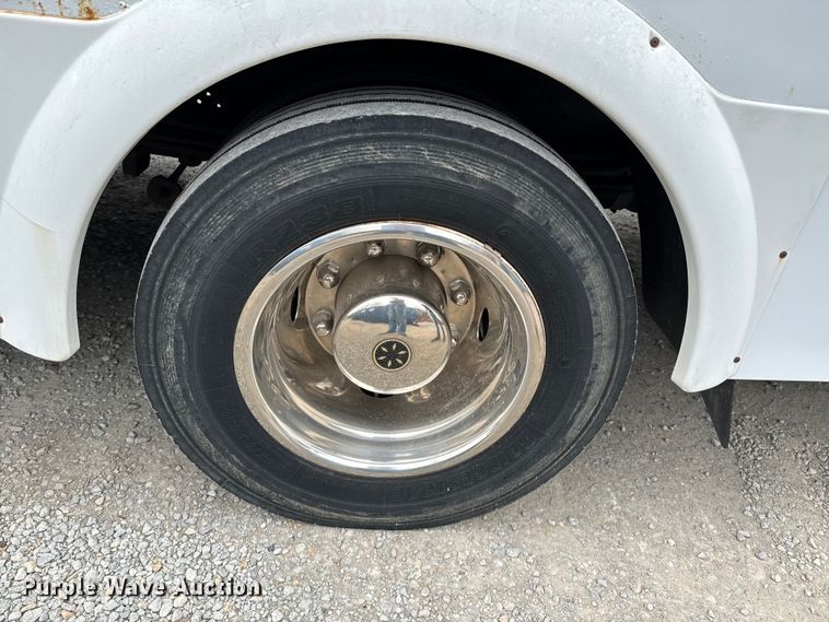 image for item ND9154 2007 Chevrolet C5500 shuttle bus