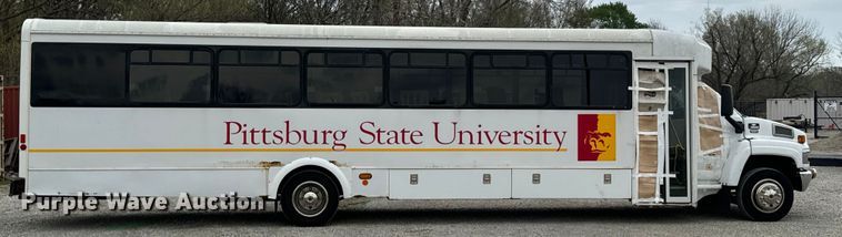 image for item ND9155 2007 Chevrolet C5500 shuttle bus