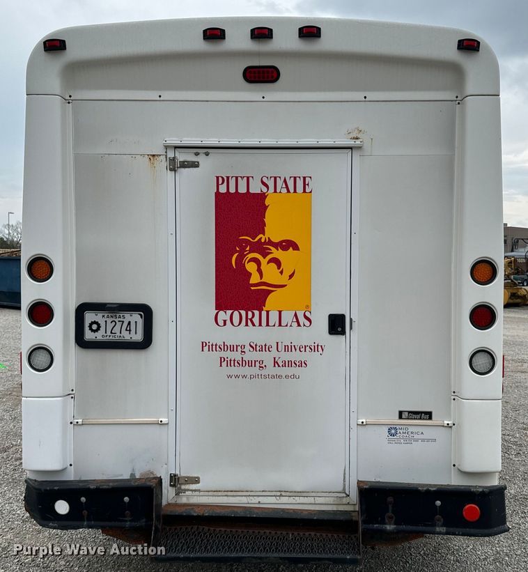 image for item ND9155 2007 Chevrolet C5500 shuttle bus