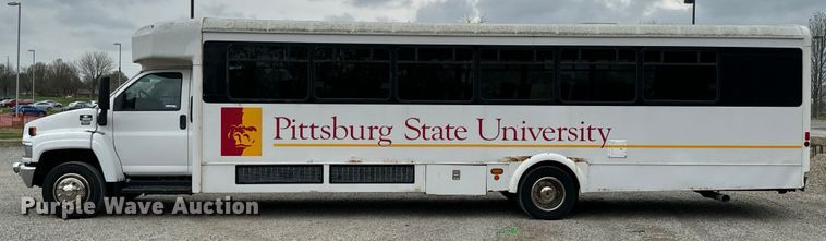 image for item ND9155 2007 Chevrolet C5500 shuttle bus