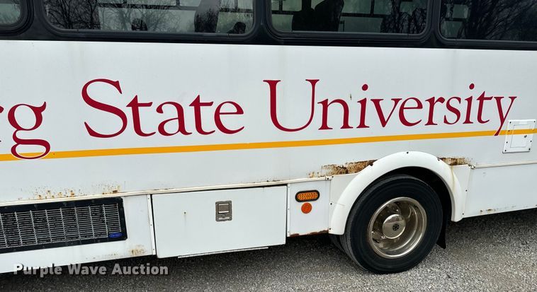 image for item ND9155 2007 Chevrolet C5500 shuttle bus