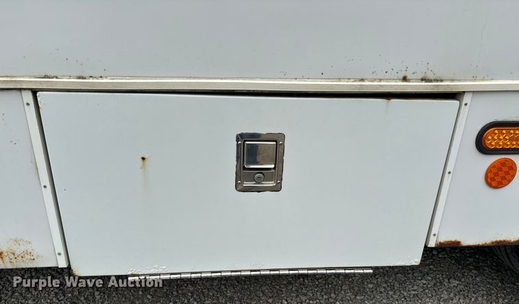 image for item ND9155 2007 Chevrolet C5500 shuttle bus
