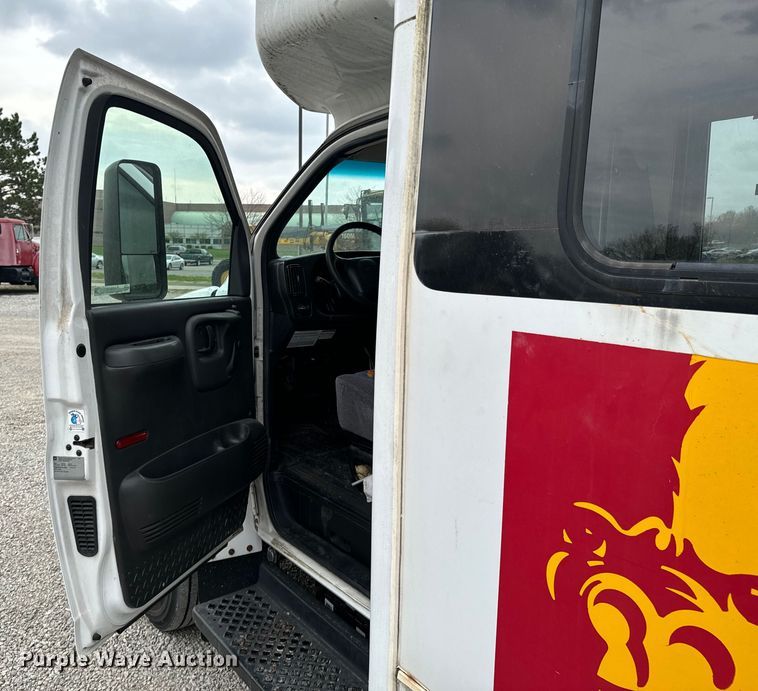 image for item ND9155 2007 Chevrolet C5500 shuttle bus