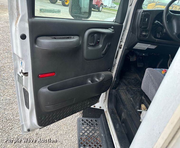 image for item ND9155 2007 Chevrolet C5500 shuttle bus