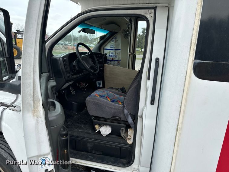image for item ND9155 2007 Chevrolet C5500 shuttle bus