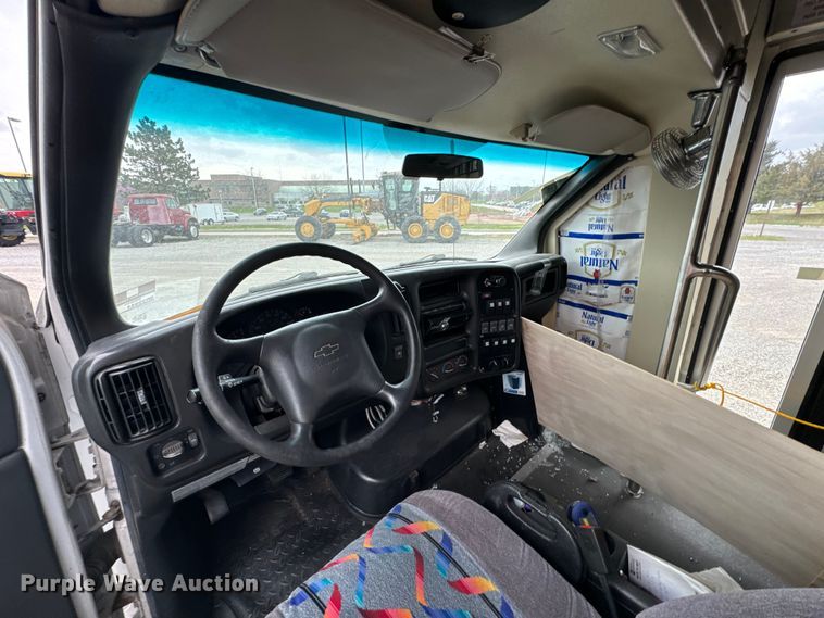 image for item ND9155 2007 Chevrolet C5500 shuttle bus