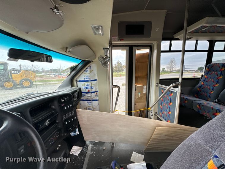 image for item ND9155 2007 Chevrolet C5500 shuttle bus