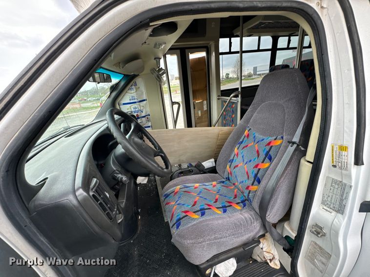 image for item ND9155 2007 Chevrolet C5500 shuttle bus